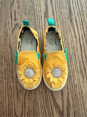 TOMS Kids Yellow Sunflower Slip-On Sneakers with Teal Accents